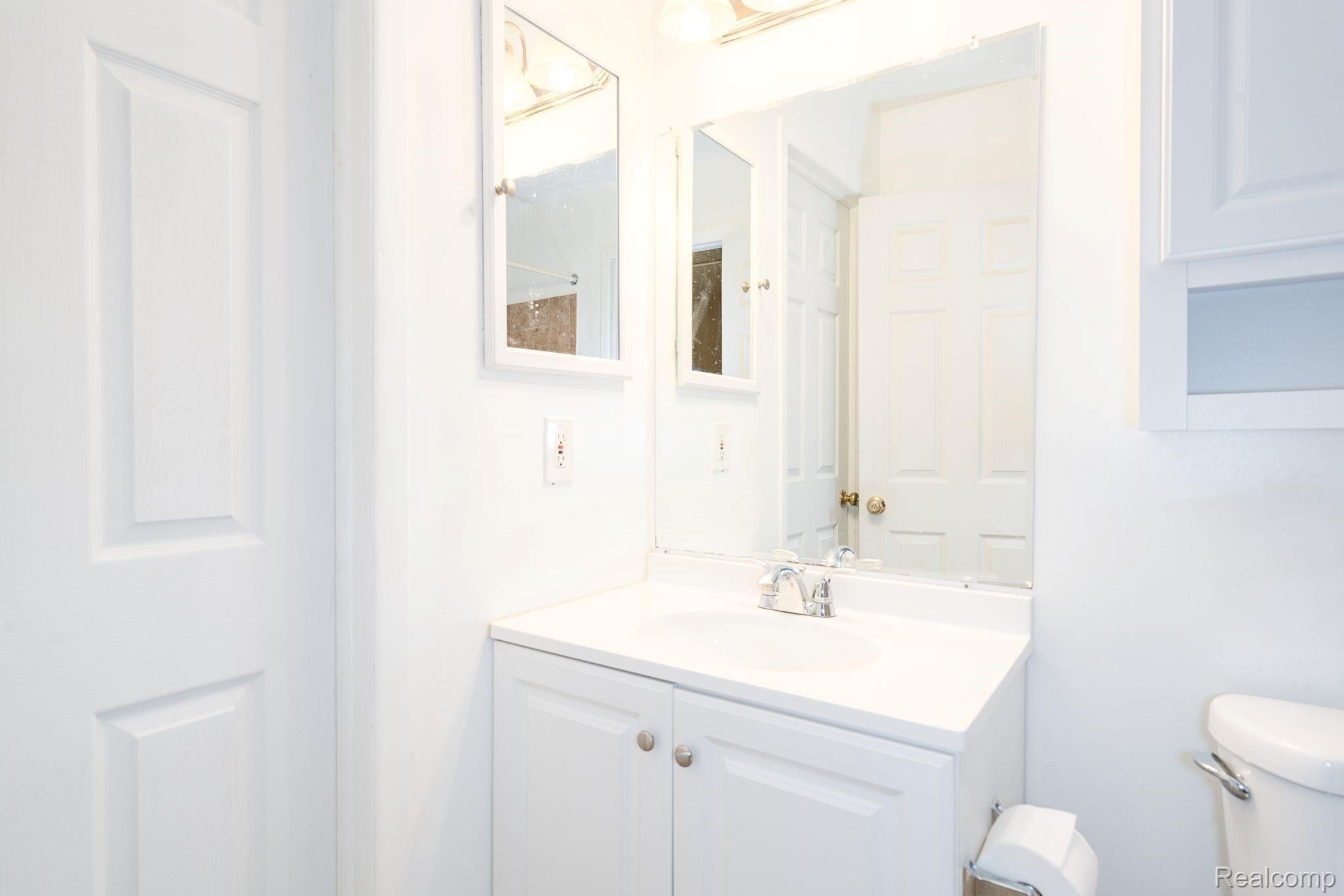 645 Worthington Road Canton, MI 48188 - Photo 14 of 30 Full Bathroom
