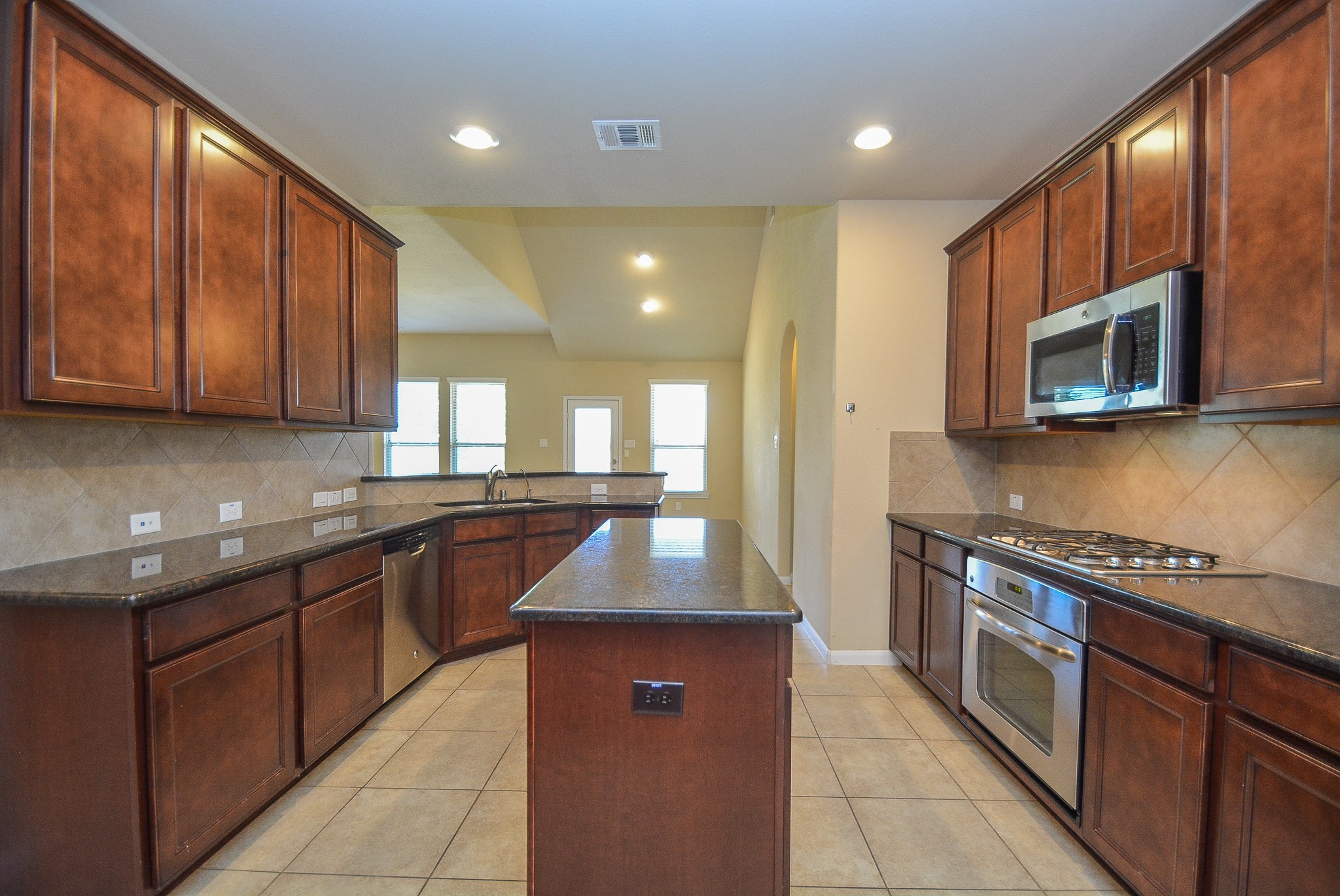 28258 Natalie Bend Road Katy, TX 77494 - Photo 15 of 32 Spacious Kitchen with granite counter top and lots of cabinet space.