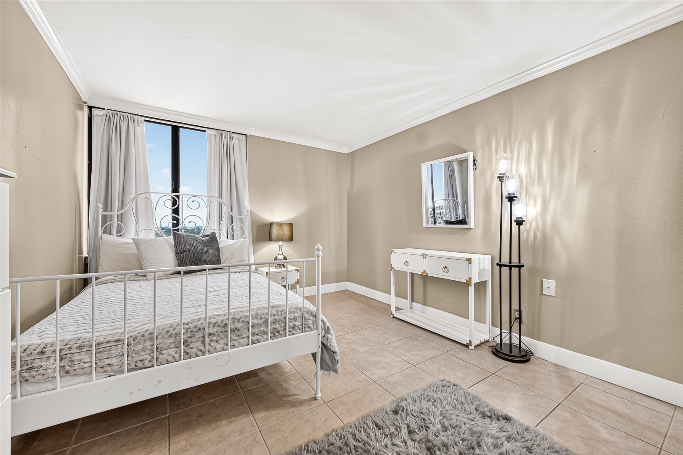 3525 Sage Road, Unit 1116 Houston, TX 77056 - Photo 18 of 25 Alternate view of the secondary bedroom with space for additional furnishings.