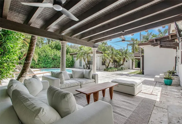 a view of a backyard