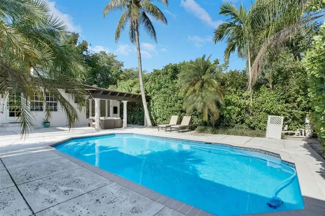 a view of a house with backyard and a tree