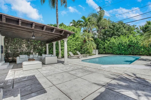 a view of a back yard of the house