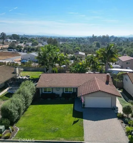 a view of a yard with plants