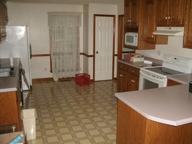 199 Cyler Road Gray, GA 31032 - Photo 2 of 23 a kitchen with a sink a stove and a refrigerator