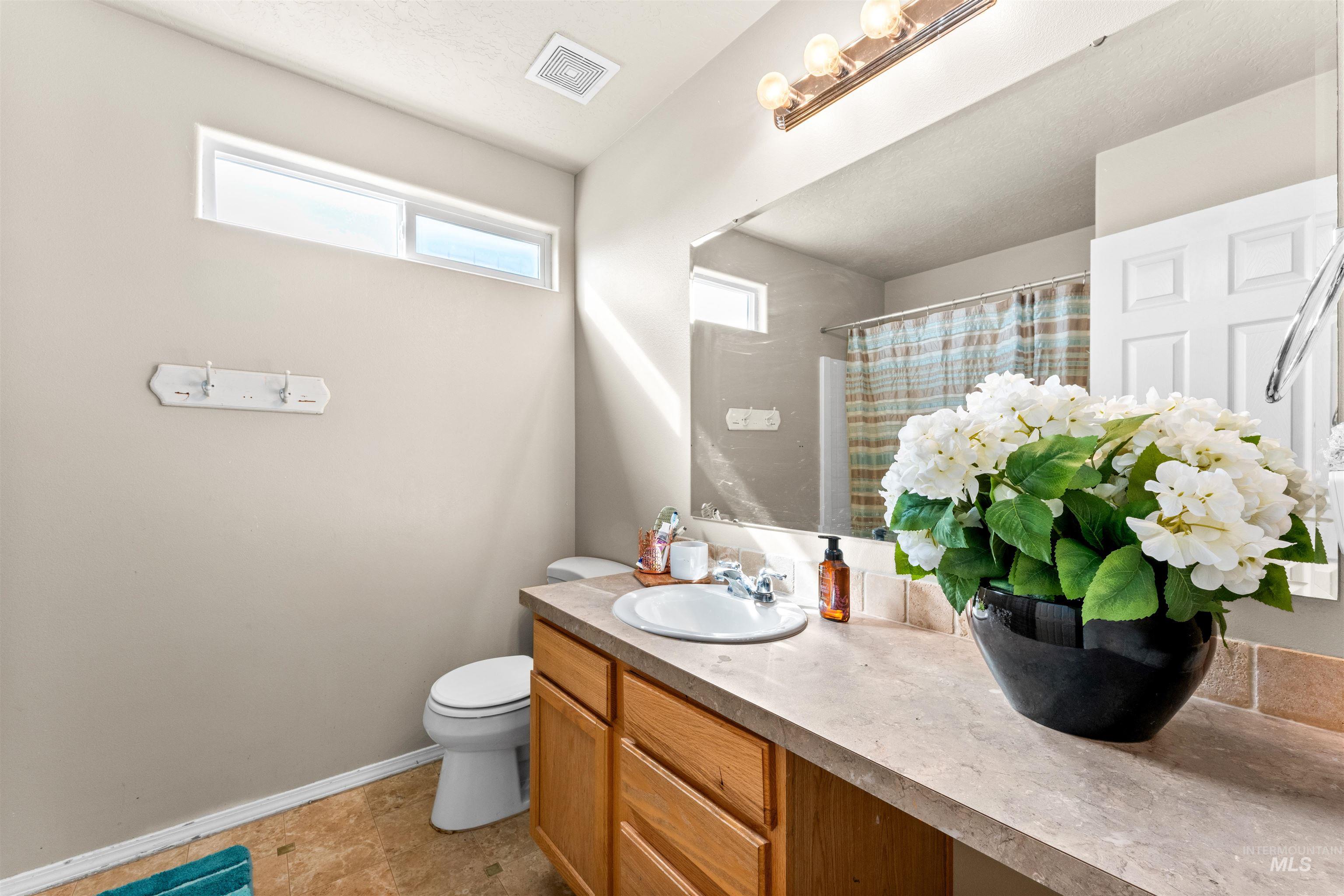 5021 Lathrop Place Caldwell, ID 83607 - Photo 28 of 43 Full bathroom featuring curtained shower and vanity