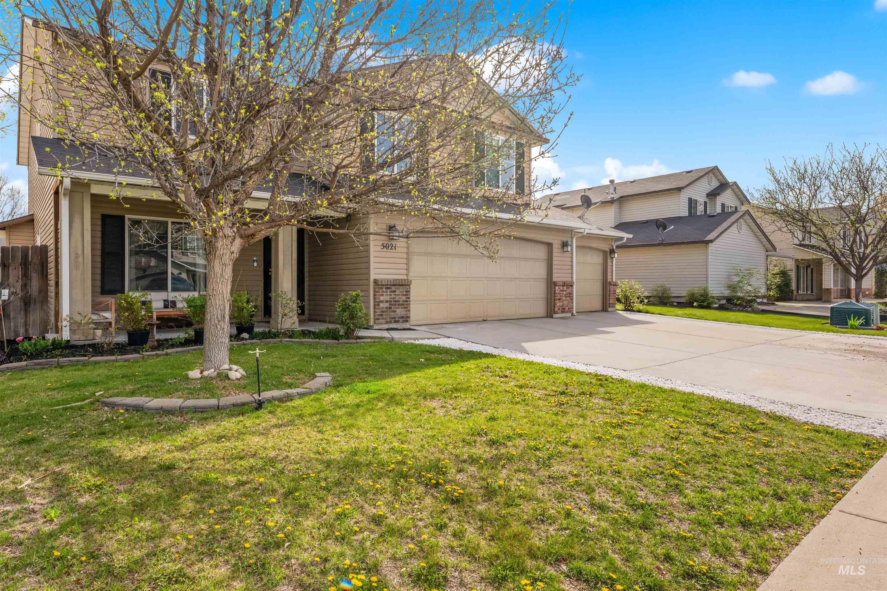 5021 Lathrop Place Caldwell, ID 83607 - Photo 4 of 43 Traditional-style home featuring brick siding, driveway, and a front yard