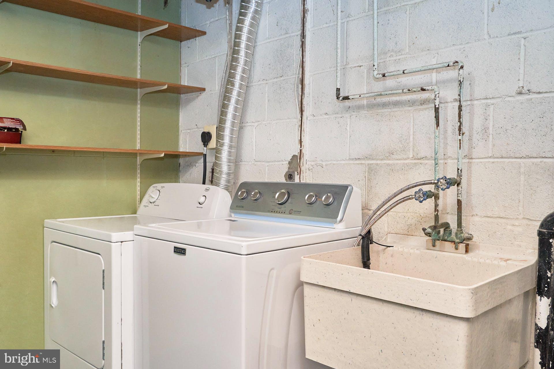 7708 Brandeis Way Springfield, VA 22153 - Photo 27 of 32 Laundry