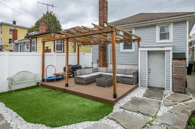 a view of a house with backyard