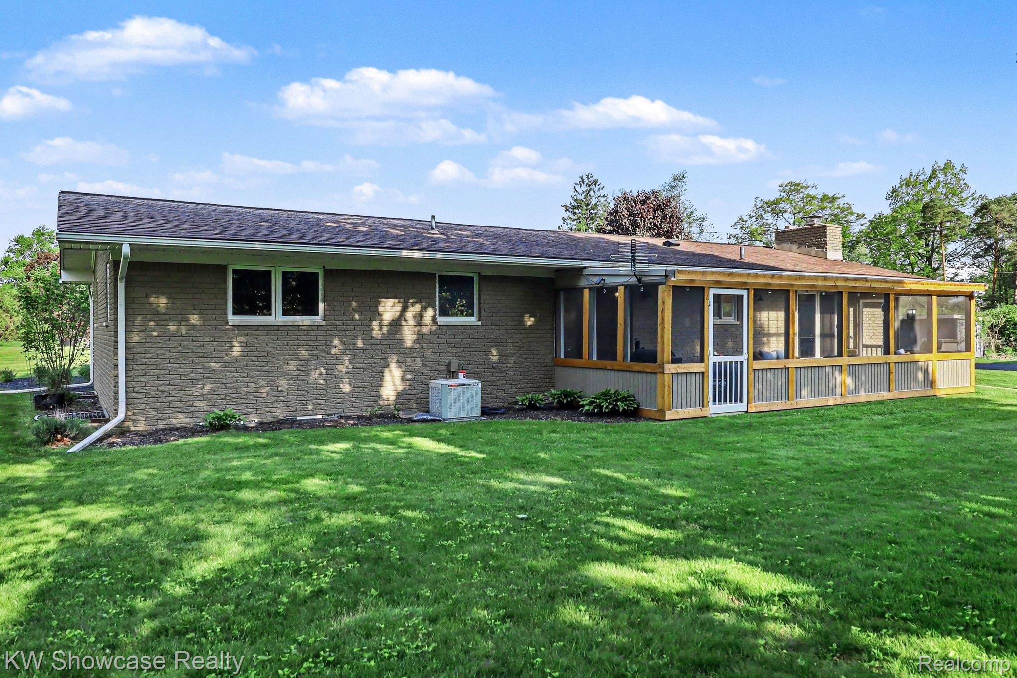 2572 Ridge Road White Lake, MI 48383 - Photo 34 of 44 033_file_3106.jpg