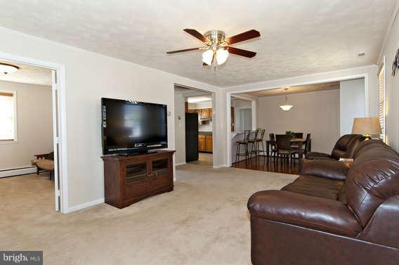 112 Homeland Road Pasadena, MD 21122 - Photo 7 of 25 Living Room