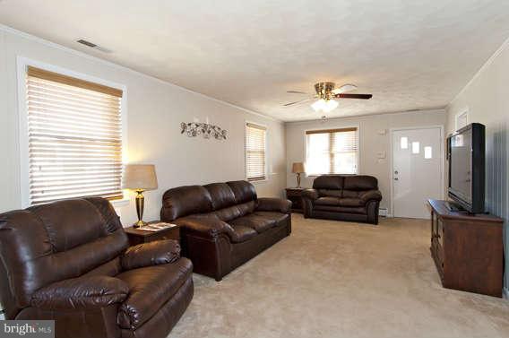 112 Homeland Road Pasadena, MD 21122 - Photo 8 of 25 Living Room