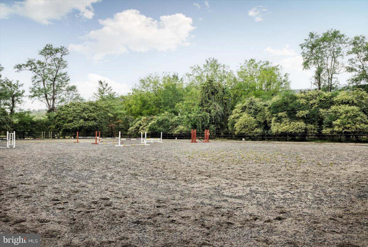 19606 Ridgeside Road Bluemont, VA 20135 - Photo 17 of 81 Riding arena