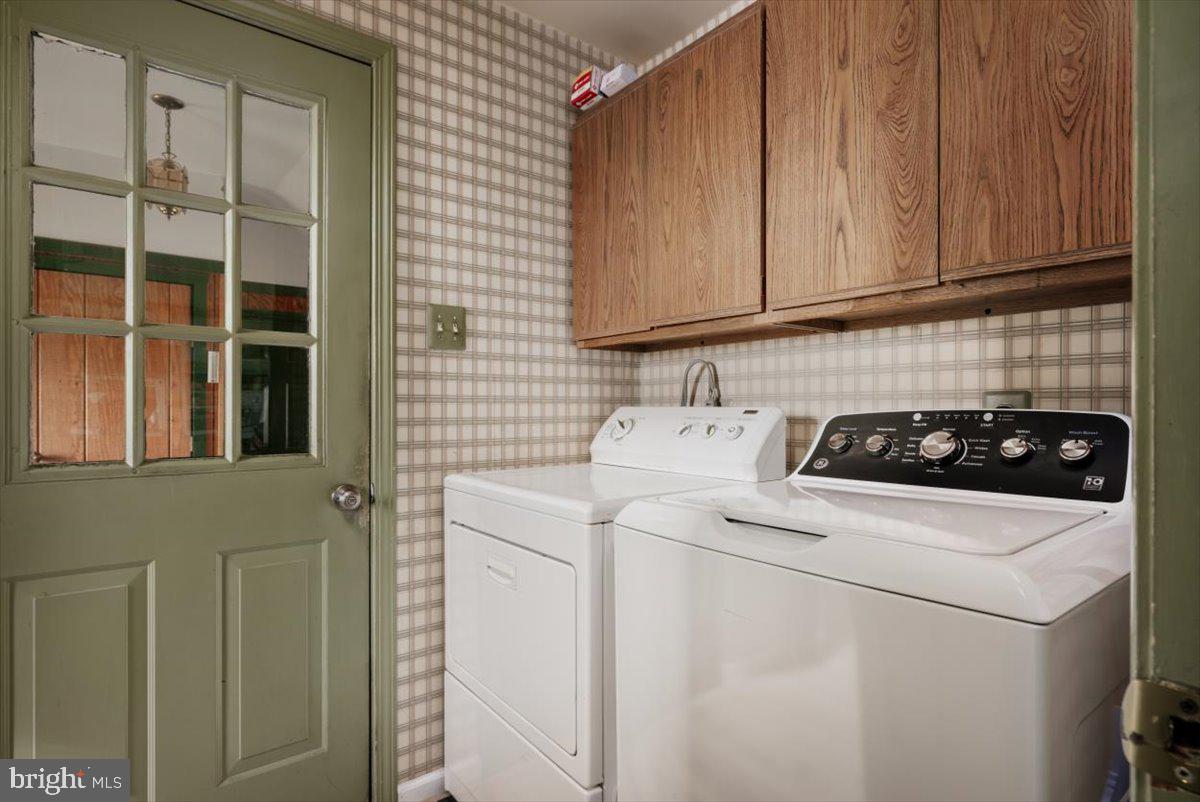 19606 Ridgeside Road Bluemont, VA 20135 - Photo 27 of 81 a utility room with dryer and washer