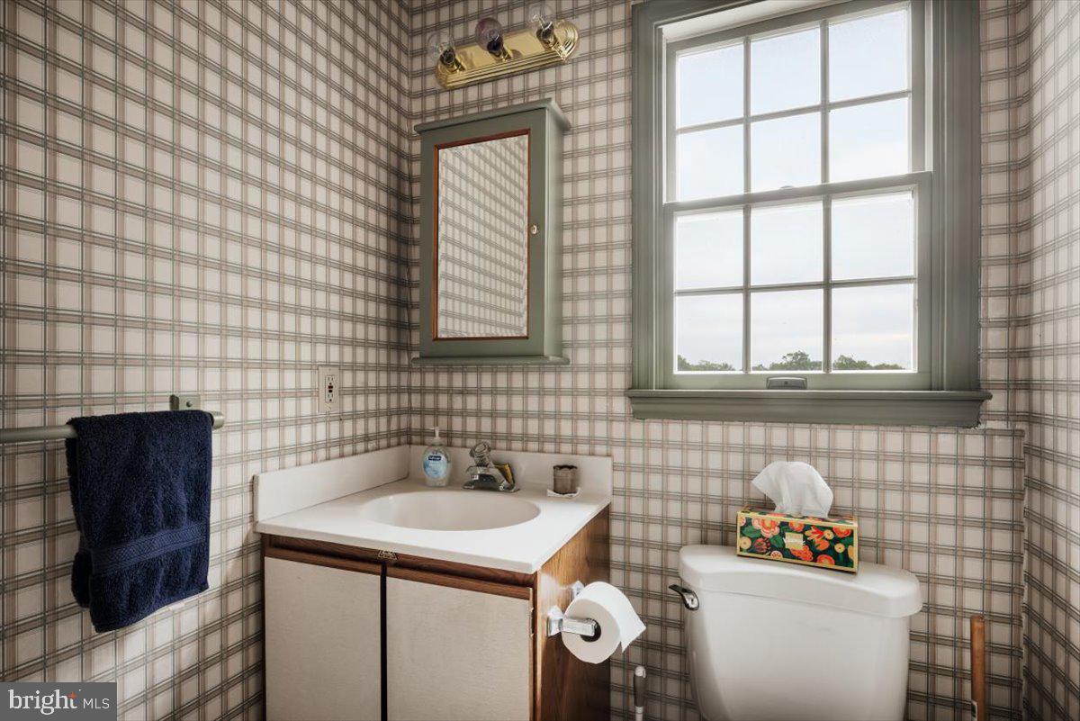 19606 Ridgeside Road Bluemont, VA 20135 - Photo 28 of 81 a bathroom with a sink a toilet and a shower