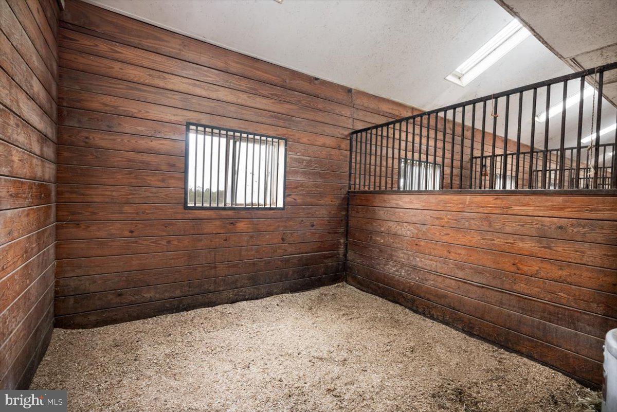 19606 Ridgeside Road Bluemont, VA 20135 - Photo 57 of 81 12 stall barn