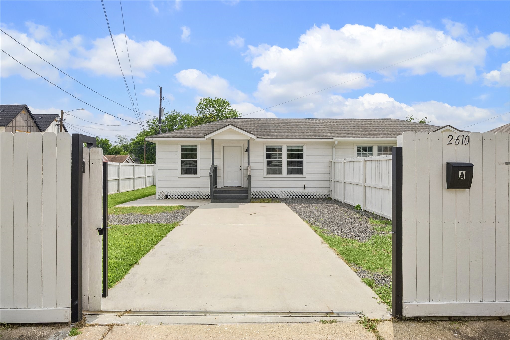 2610 Cochran Street Houston, TX 77009 - Photo 2 of 15