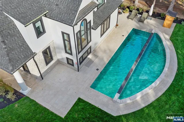 a view of an house with backyard