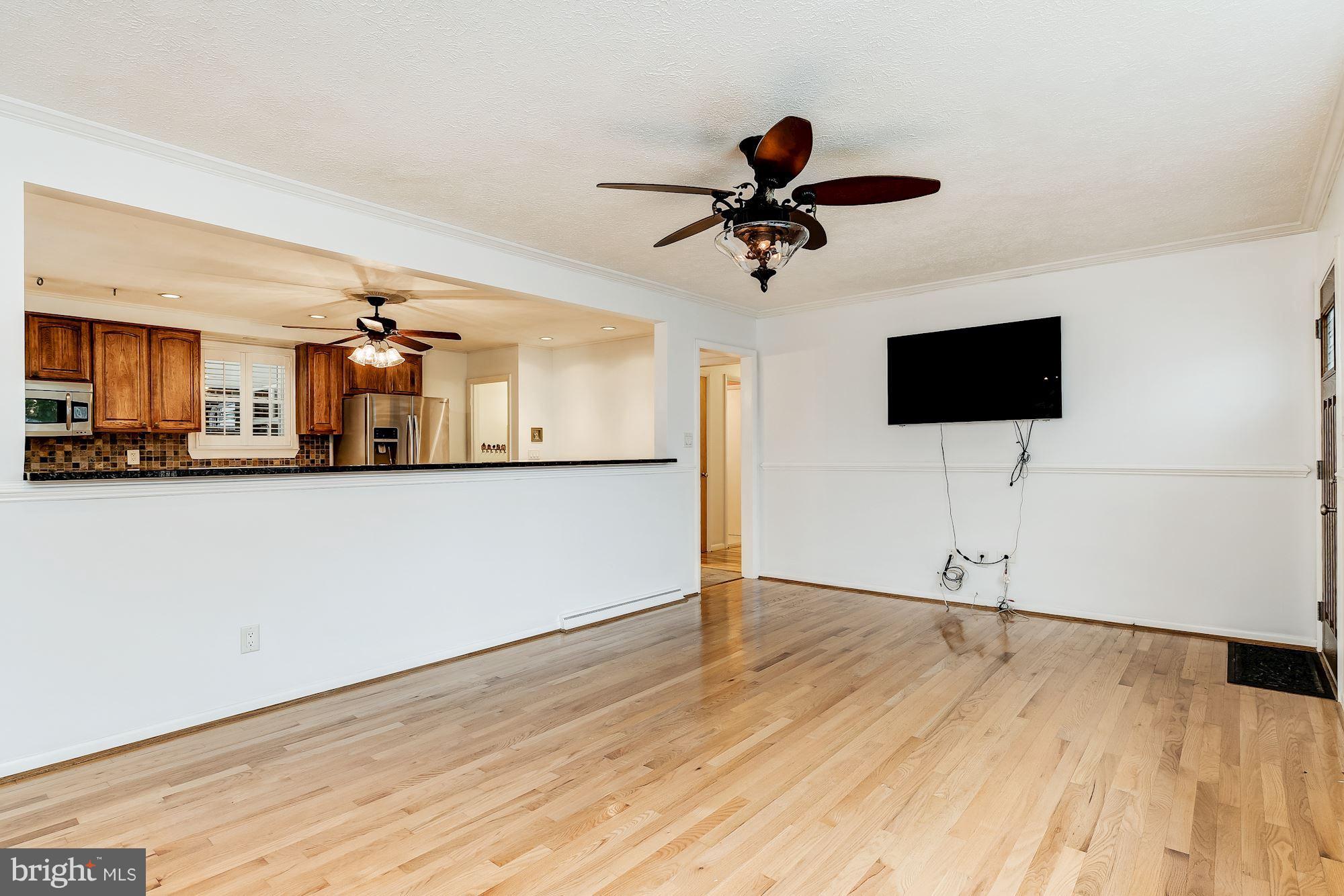 557 Fairmount Road Linthicum Heights, MD 21090 - Photo 4 of 26 Living Room