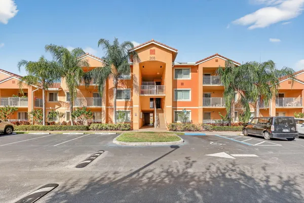 $171,900 | 201 Southwest Palm Drive, Unit 201, Port St. Lucie, FL 34986