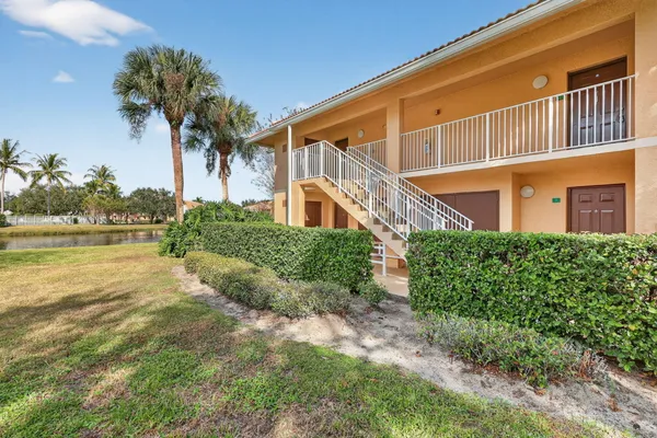 $171,900 | 201 Southwest Palm Drive, Unit 201, Port St. Lucie, FL 34986