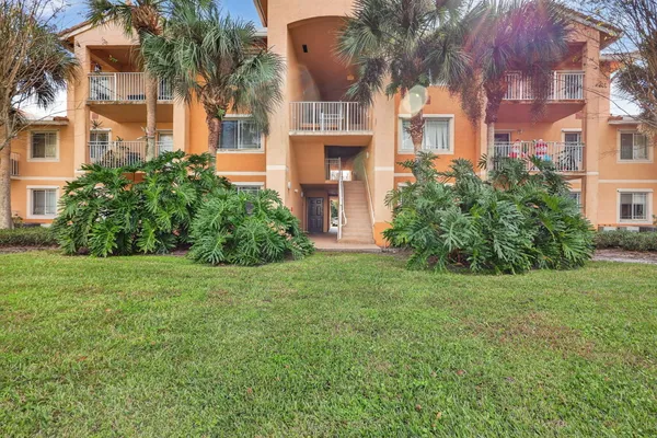 $171,900 | 201 Southwest Palm Drive, Unit 201, Port St. Lucie, FL 34986
