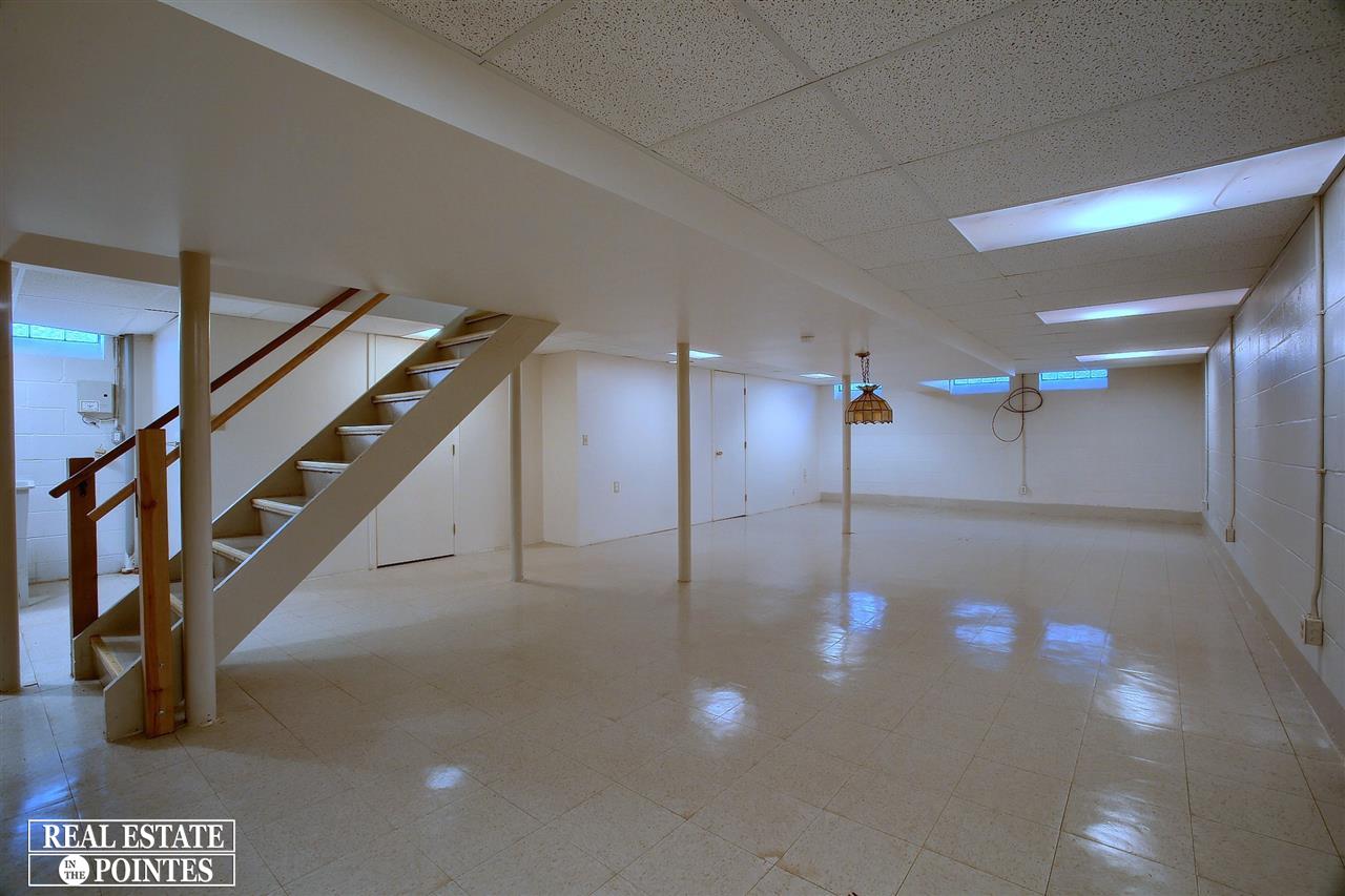 1680 Oxford Road Grosse Pointe Woods, MI 48236 - Photo 19 of 30