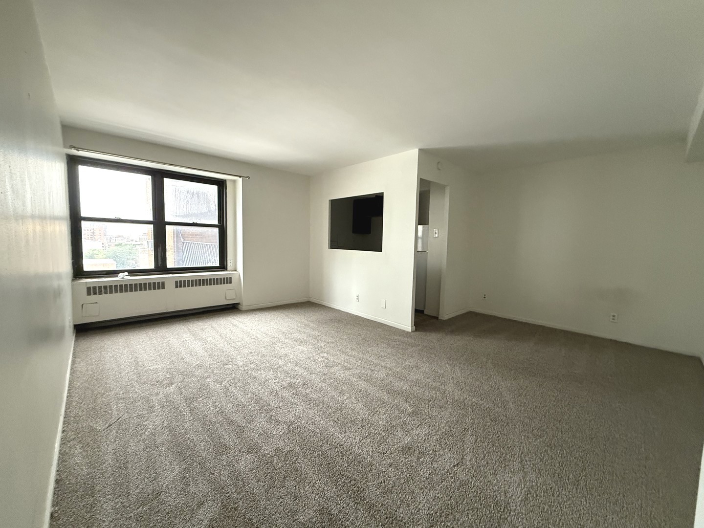 6118 North Sheridan Road, Unit 1006 Chicago, IL 60660 - Photo 2 of 4 an empty room with windows