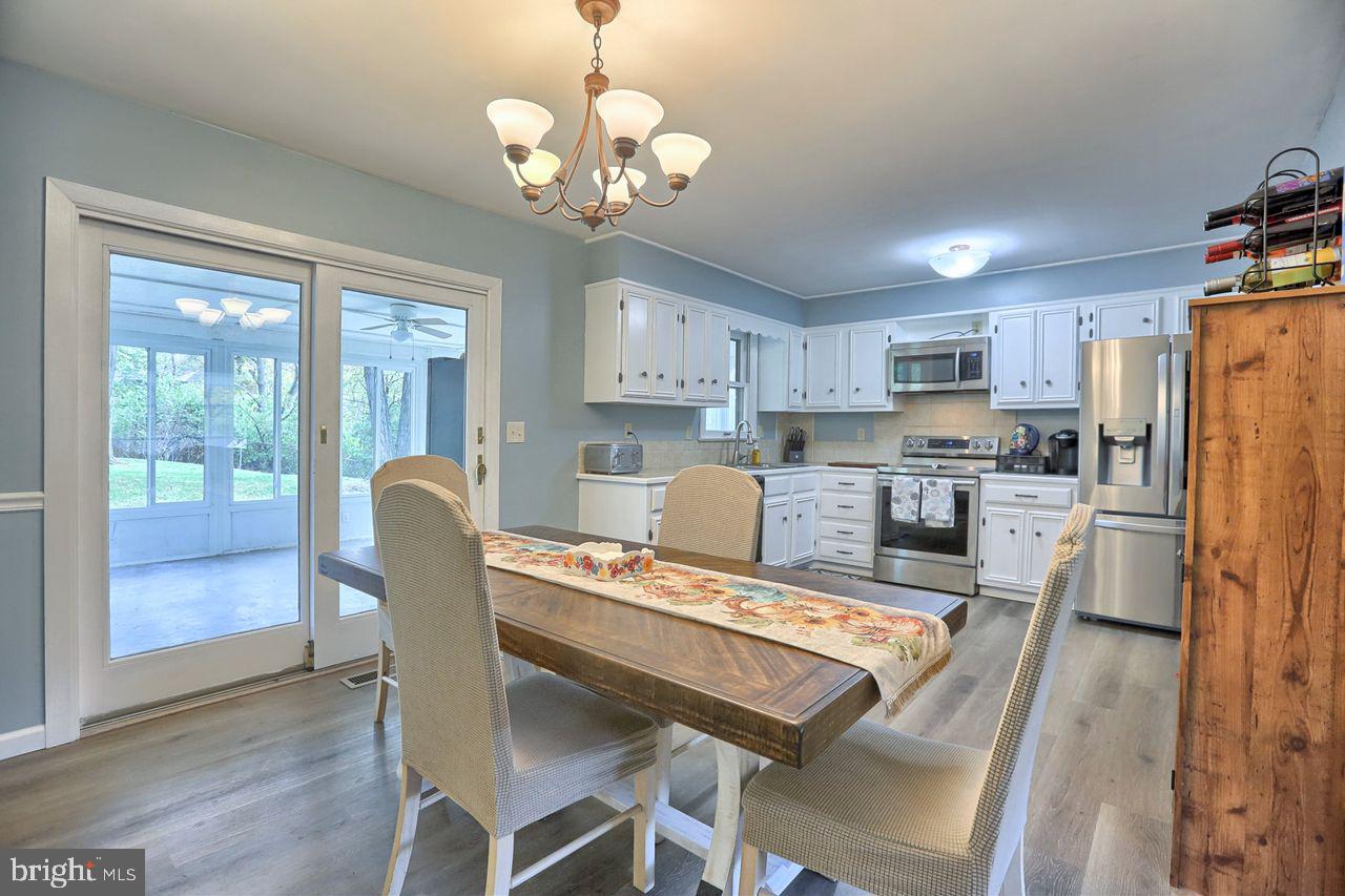 495 Beaver Road Harrisburg, PA 17112 - Photo 4 of 34 Dining w/LVP