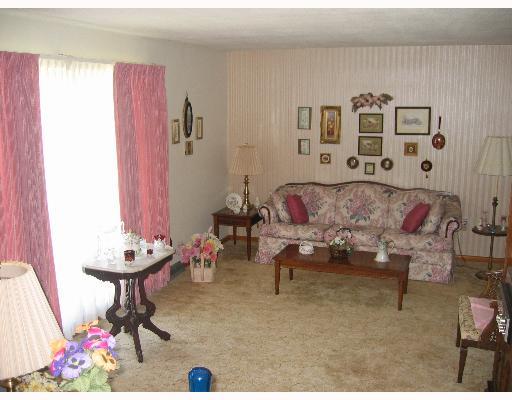 108 Clarette Road Pittsburgh, PA 15237 - Photo 3 of 8 Living Room.