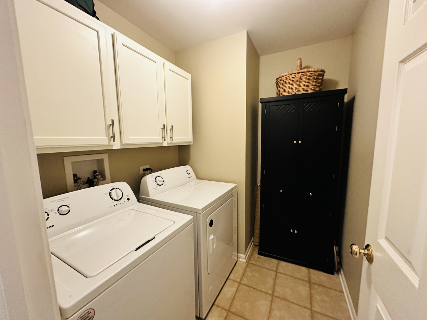 963 Oak Ridge Boulevard Elgin, IL 60120 - Photo 11 of 29 a utility room with dryer and washer