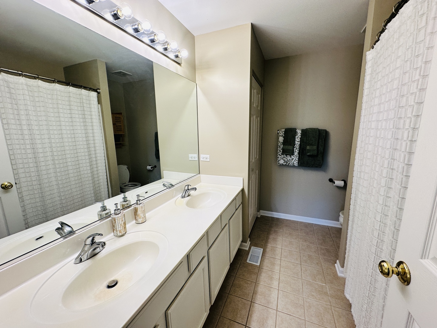 963 Oak Ridge Boulevard Elgin, IL 60120 - Photo 19 of 29 a bathroom with a double vanity sink and mirror
