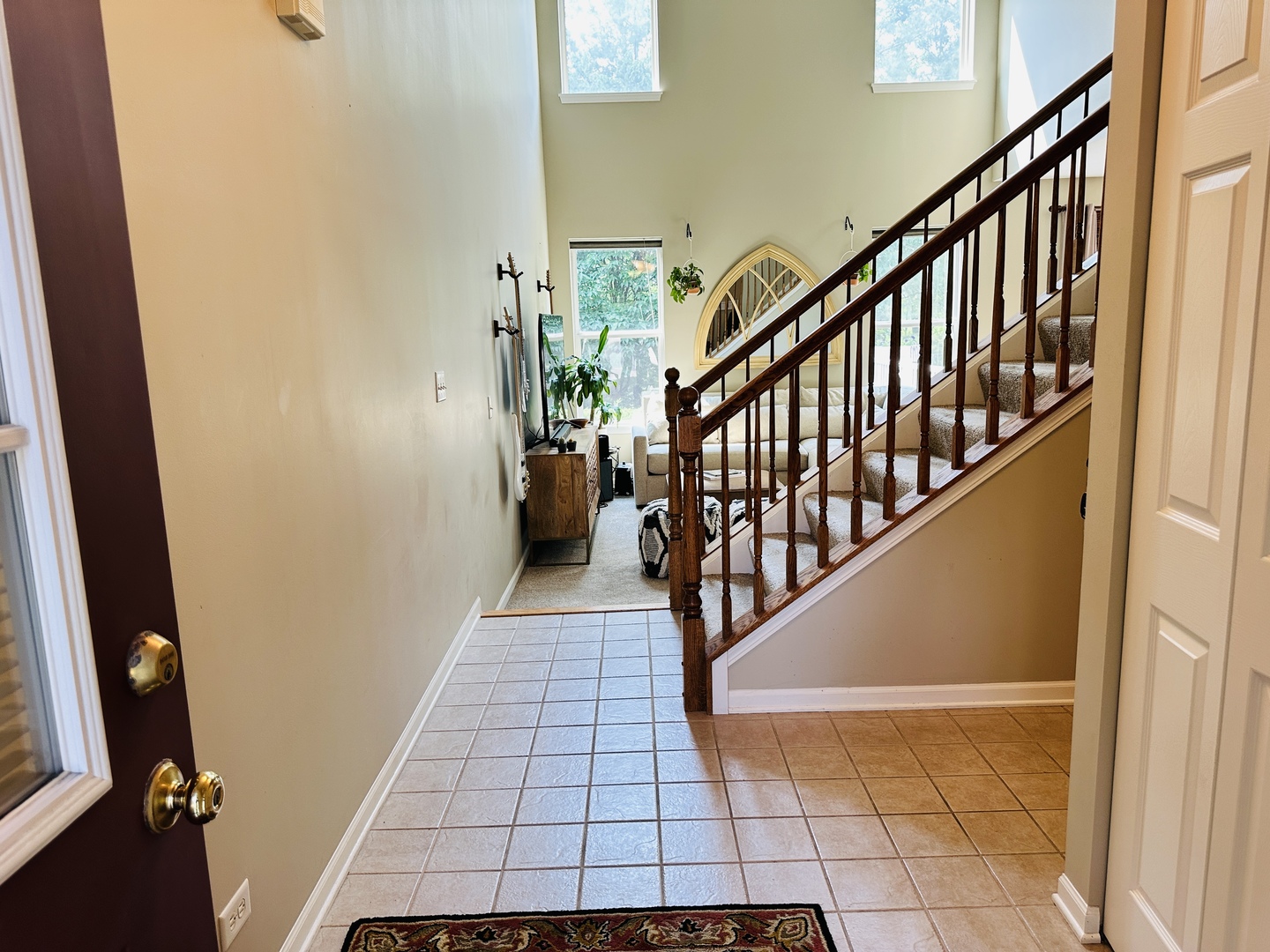 963 Oak Ridge Boulevard Elgin, IL 60120 - Photo 2 of 29 a view of entryway