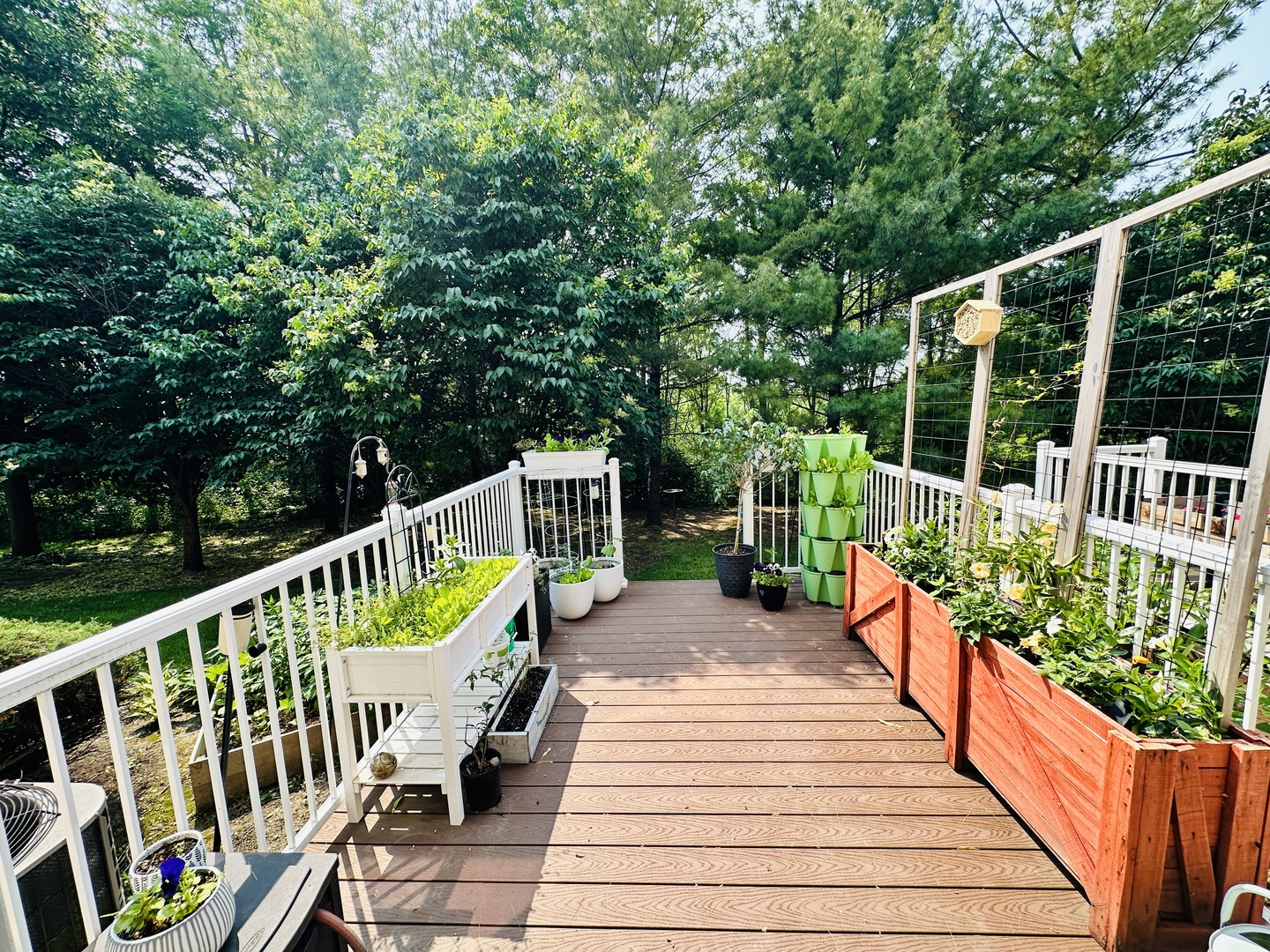 963 Oak Ridge Boulevard Elgin, IL 60120 - Photo 28 of 29 a view of a chairs and tables in the balcony
