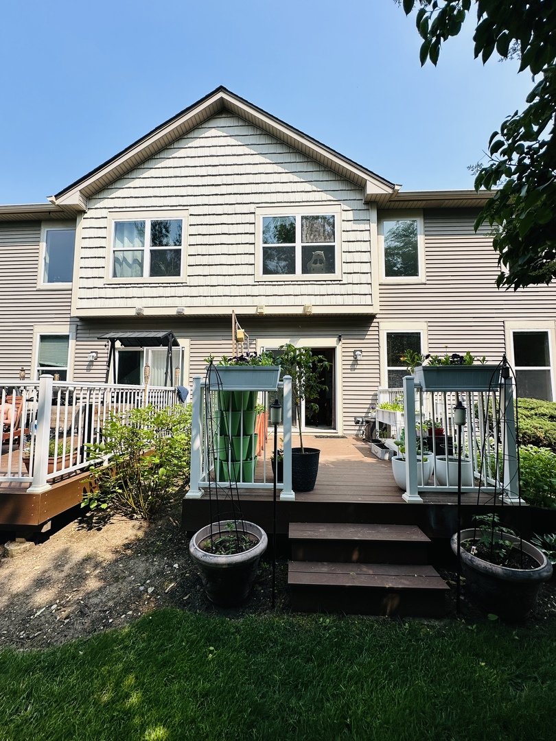 963 Oak Ridge Boulevard Elgin, IL 60120 - Photo 29 of 29 a front view of a house with porch and garden