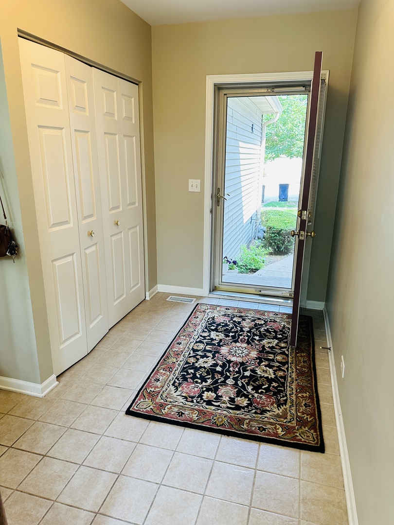 963 Oak Ridge Boulevard Elgin, IL 60120 - Photo 3 of 29 an entryway view with a rug
