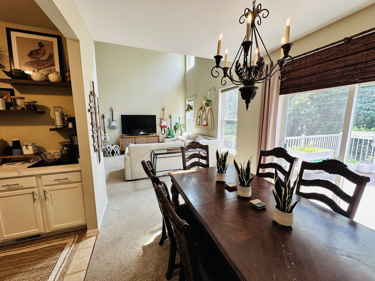 963 Oak Ridge Boulevard Elgin, IL 60120 - Photo 8 of 29 a view of a dining room with furniture window and outside view