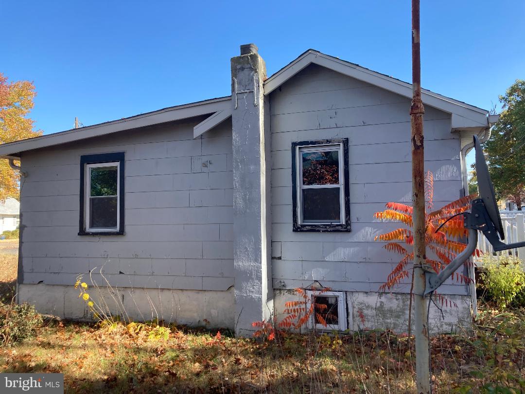 73 Mill Road Burlington, NJ 08016 - Photo 2 of 3 a front view of a house with a yard