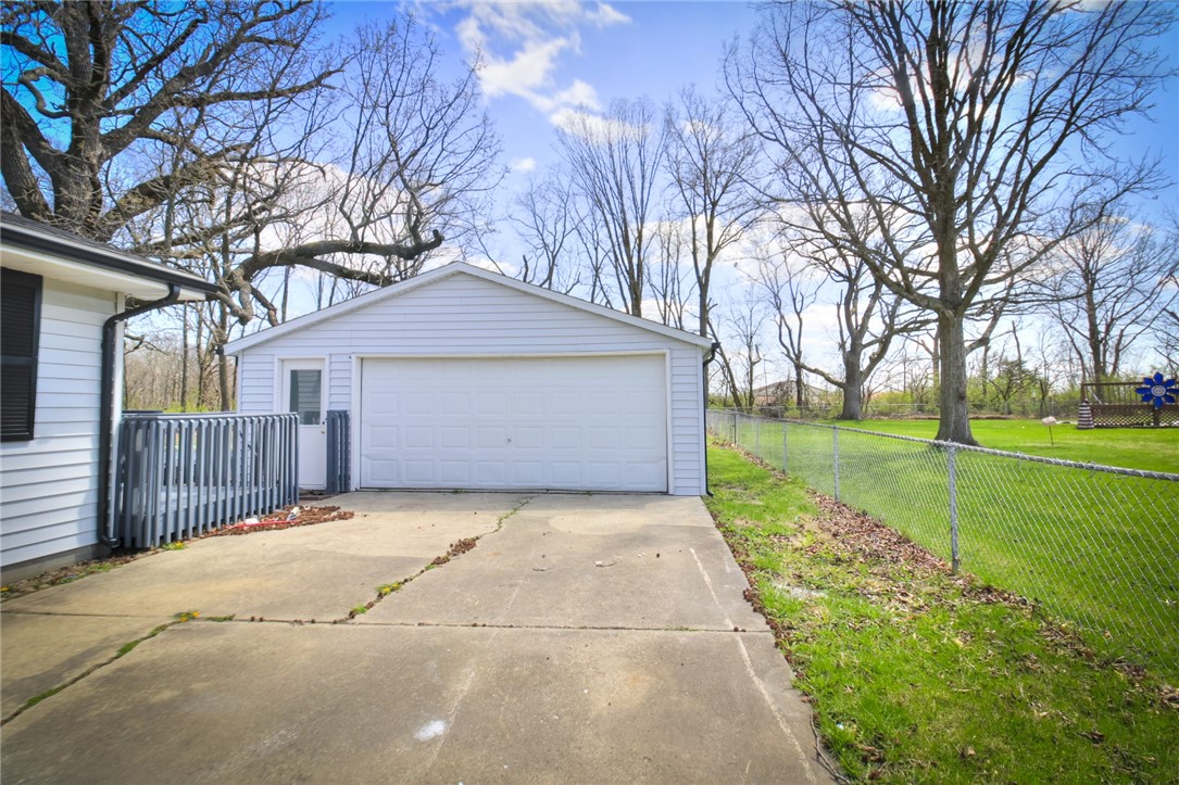 2528 File Drive Decatur, IL 62521 - Photo 4 of 23