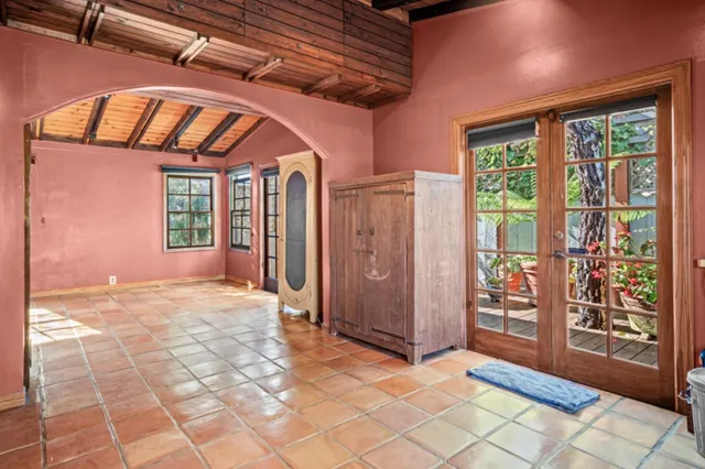 a view of an entryway with a livingroom