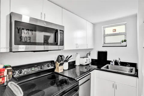 $895,000 | 360 Collins Avenue, Unit 401, Miami Beach, FL 33139