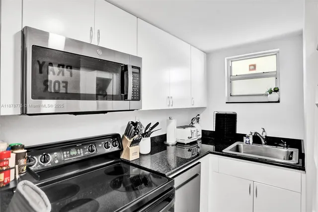 $925,000 | 360 Collins Avenue, Unit 401, Miami Beach, FL 33139