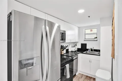 $895,000 | 360 Collins Avenue, Unit 401, Miami Beach, FL 33139