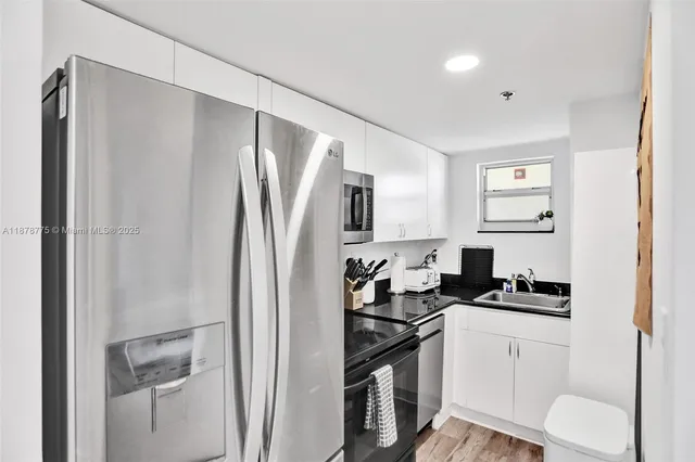 $925,000 | 360 Collins Avenue, Unit 401, Miami Beach, FL 33139