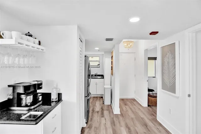 $925,000 | 360 Collins Avenue, Unit 401, Miami Beach, FL 33139