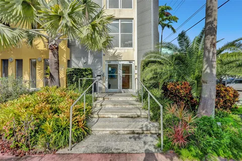 $895,000 | 360 Collins Avenue, Unit 401, Miami Beach, FL 33139