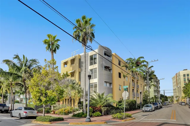 $925,000 | 360 Collins Avenue, Unit 401, Miami Beach, FL 33139