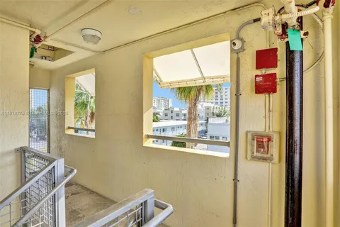 $895,000 | 360 Collins Avenue, Unit 401, Miami Beach, FL 33139