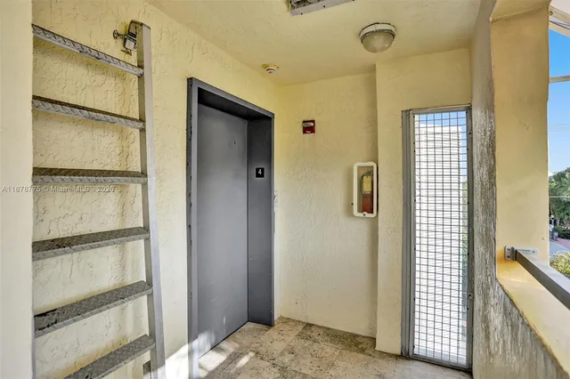 $925,000 | 360 Collins Avenue, Unit 401, Miami Beach, FL 33139