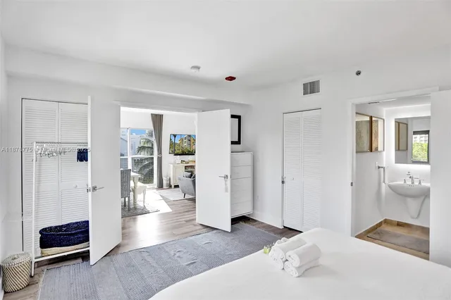 $925,000 | 360 Collins Avenue, Unit 401, Miami Beach, FL 33139