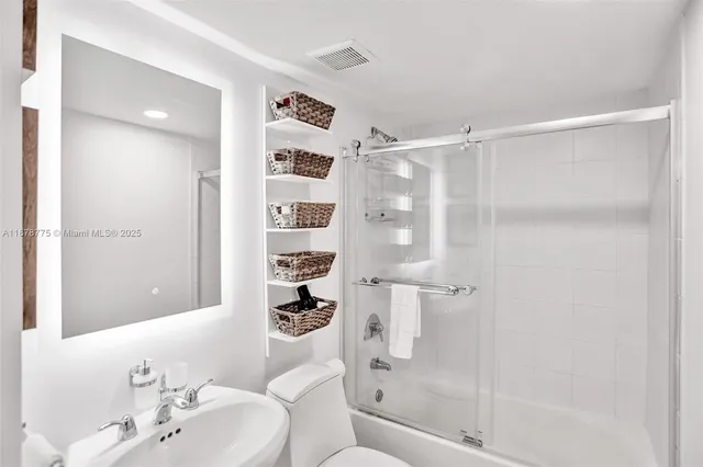 $925,000 | 360 Collins Avenue, Unit 401, Miami Beach, FL 33139